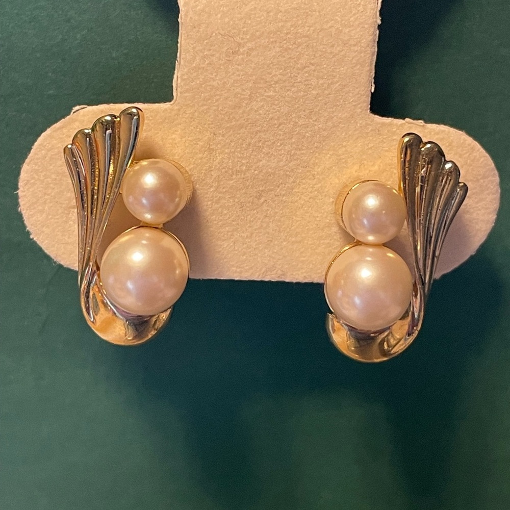 CROWN TRIFARI Vintage Gold Tone Pearl Clip On Earrings